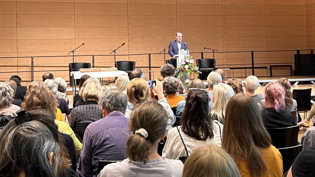 André Hansen eröffnet am Podium das 20. Wolfenbütteler Gespräch